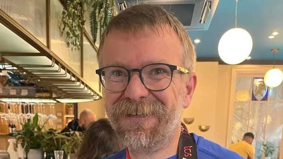 Steve Shanks: London Marathon Runner Dies On Way Home From Race<span class="wtr-time-wrap after-title"><span class="wtr-time-number">1</span> min read</span>