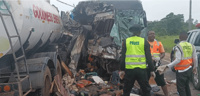 C/R: Accra-Bound Yutong Bus & Fuel Tanker Accident Leave 15 Dead, 25 Injured<span class="wtr-time-wrap after-title"><span class="wtr-time-number">1</span> min read</span>
