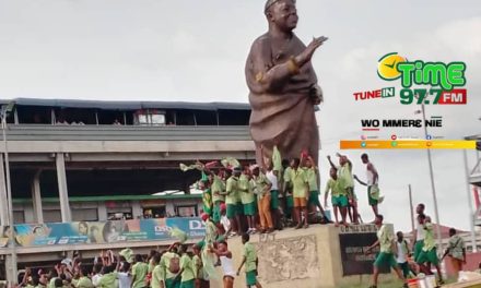 Interco: Asanteman SHS Students Mob Otumfuo’s Statue In Kejetia After Qualifying For Super Zonal
