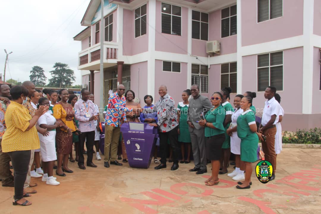 Hon Samuel Pyne, Kumasi Mayor (right) presenting the waste bins to Dr Thomas Agyarko-Poku, Medical Superintendent at Suntreso Hospital.