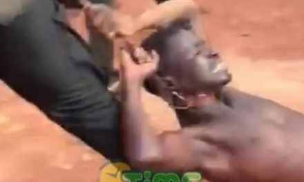 (VIDEO) Police Officer Brutalizes Suspect At Kumawu Dadease