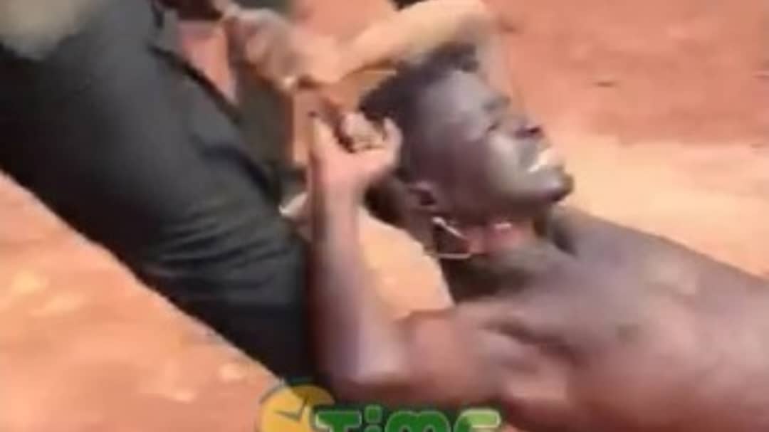 (VIDEO) Police Officer Brutalizes Suspect At Kumawu Dadease<span class="wtr-time-wrap after-title"><span class="wtr-time-number">1</span> min read</span>