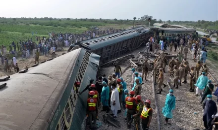 Pakistan Passenger Train Derails Killing 30