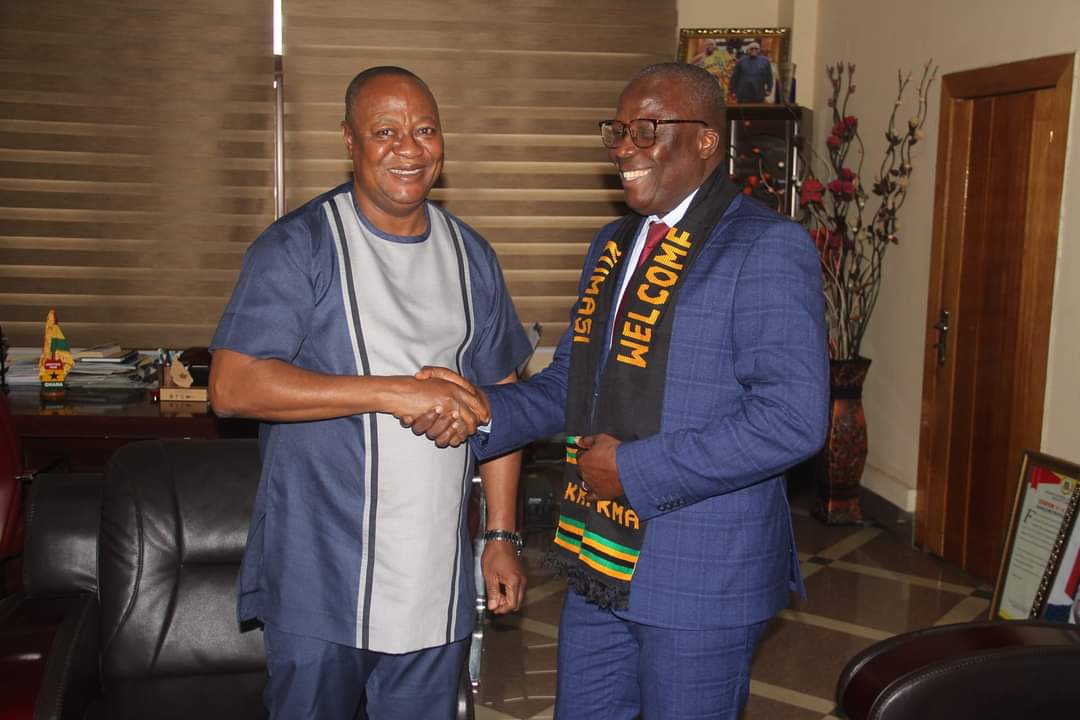 Kumasi Mayor,  Sam Pyne with GOLFE 1 Mayor,  Gomado Koamy Gbloekpo in handshake after the signing of the memorandum of understanding at the office of the KMA.
