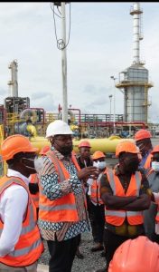 Dr Ben Asante (hand raised), Chief Executive Officer for Ghana 🇬🇭 Gas Company Limited with staff of the state entity