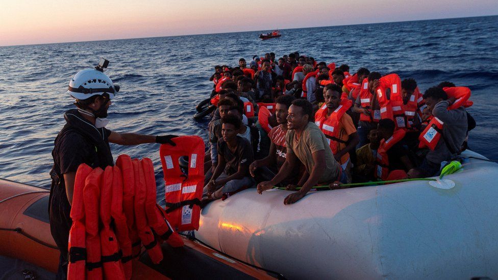 Italy migrants: Nearly 1,200 arrive by boat within 24 hours