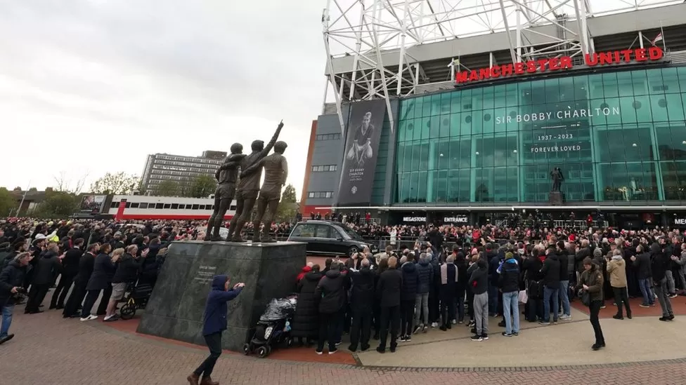 Sir Bobby Charlton: Funeral Cortège Met By Huge Crowds In Manchester<span class="wtr-time-wrap after-title"><span class="wtr-time-number">3</span> min read</span>