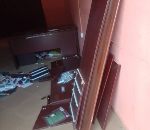 Irate Youth Vandalise The Cocoa Board Office At Dodi-Papase<span class="wtr-time-wrap after-title"><span class="wtr-time-number">1</span> min read</span>