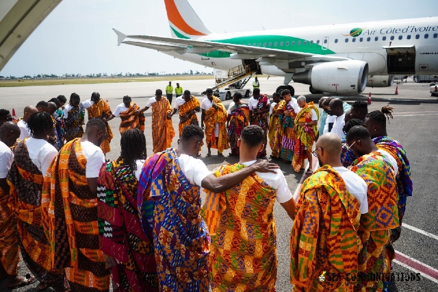 Black Stars Arrive In Cote D’Ivoire Dressed In Kente<span class="wtr-time-wrap after-title"><span class="wtr-time-number">1</span> min read</span>