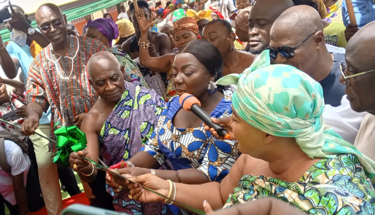 Lady Julia Osei Tutu, Patron of Otumfuo Charity Foundation and spouse to Asante King cutting the tape to the newly constructed 16 bed Maternity facility at Manhyia Government Hospital.