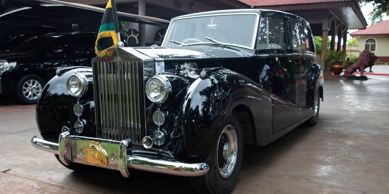 Asantehene’s Rolls-Royce Phantom – A Timeless Symbol of Asante Heritage<span class="wtr-time-wrap after-title"><span class="wtr-time-number">3</span> min read</span>